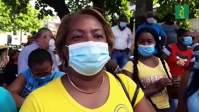 Decenas de exempleados del Ayuntamiento de SDO protestan frente a la alcaldía en reclamo de sus prestaciones laborales