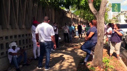 En pleno rebrote dominicanos esperan con largas filas prueba de PCR