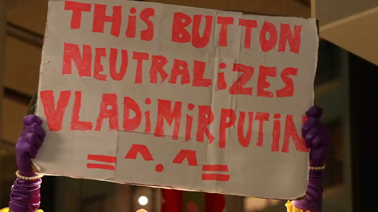 Victoria Sucrette - Performance - THIS BUTTON NEUTRALIZES VLADIMIR PUTIN