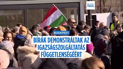 Bírák tüntettek az igazságszolgáltatás függetlenségéért Budapesten
