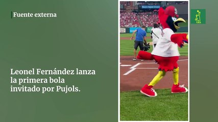 Leonel Fernández lanza la primera bola invitado por Pujols