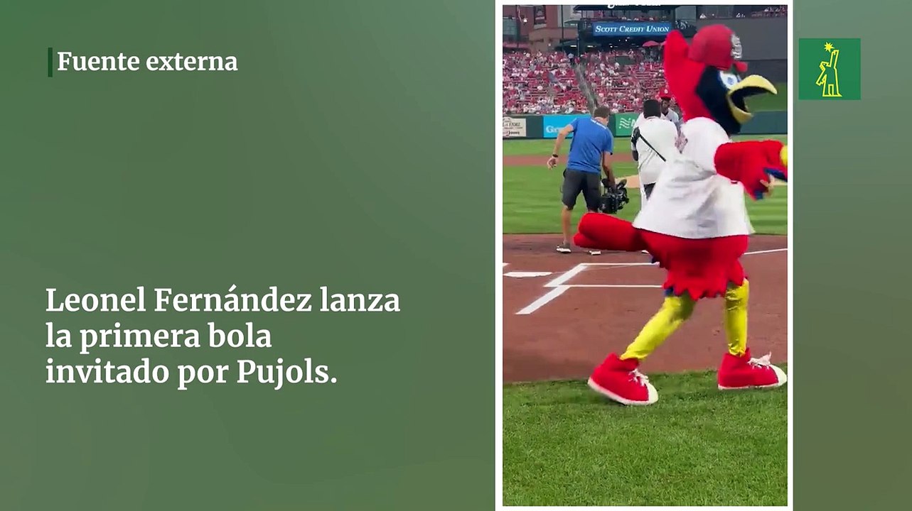 Leonel Fernández lanza la primera bola invitado...