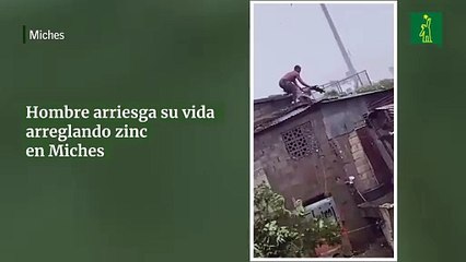 Hombre arriesga su vida arreglando zinc en Miches