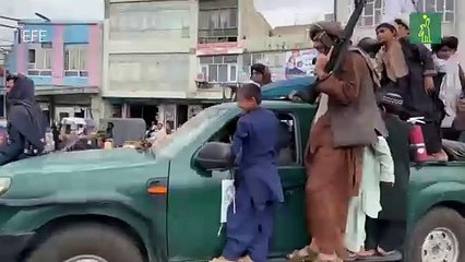 Los talibanes celebran sin estridencias y con patrullas un año en el poder