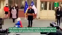 En su discurso del día del referendo para votar por la fracasada nueva Constitución chilena un niño vestido de Supermán interrumpió el discurso del presidente chileno Gabriel Boric