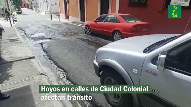 Hoyos en calles de Ciudad Colonial afectan tránsito