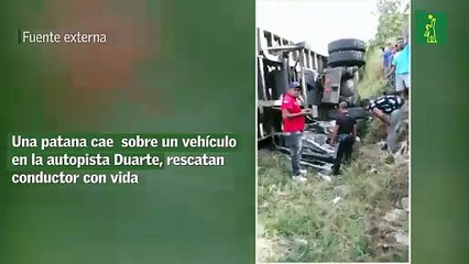 Una patana cae  sobre un vehículo en la autopista Duarte