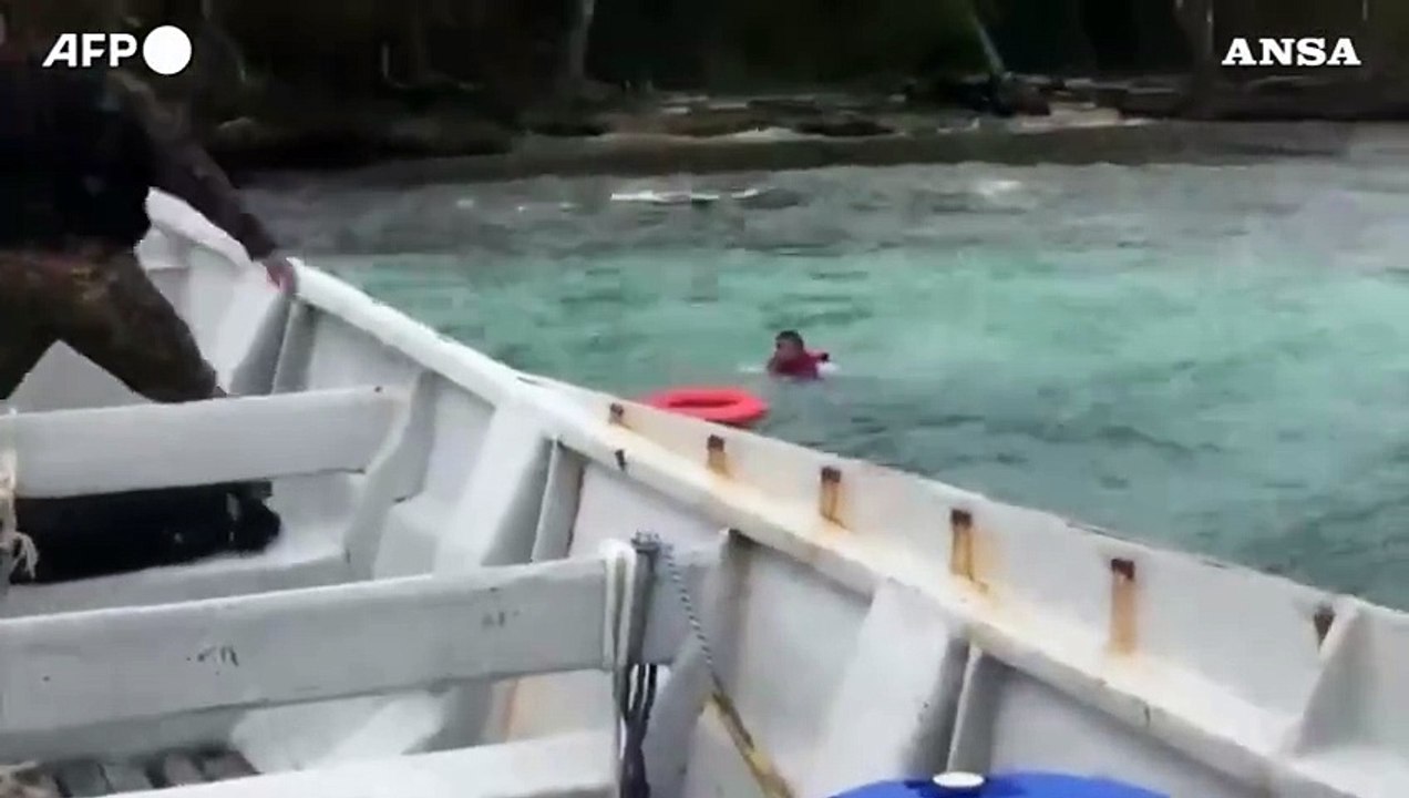 Barcone di migranti affonda al largo di Panama, soccorritori salvano un uomo