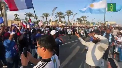 Miles de trabajadores migrantes desfilan en Doha en apoyo al Mundial