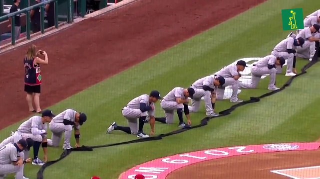Los Yankees y los Nacionales se arrodillan ante el himno nacional