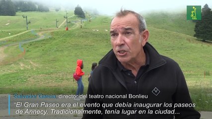 Caminar la cuerda floja en una estación de ski