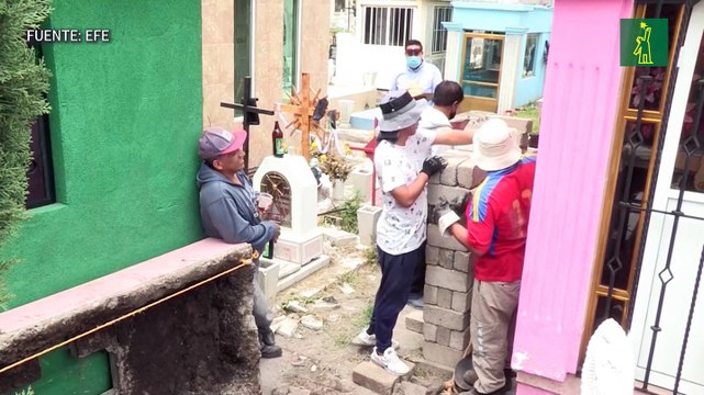 Mexicanos no renuncian a sus costumbres y entierran a sus muertos con sus propias manos