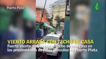 Viento arrasa con techo de casa