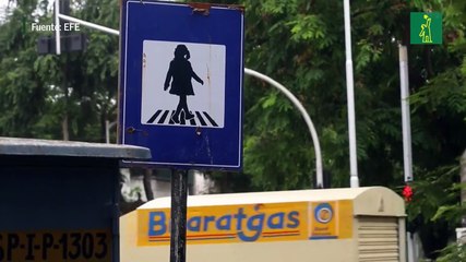 La silueta de una mujer ya se puede ver en semáforos y señales en la India