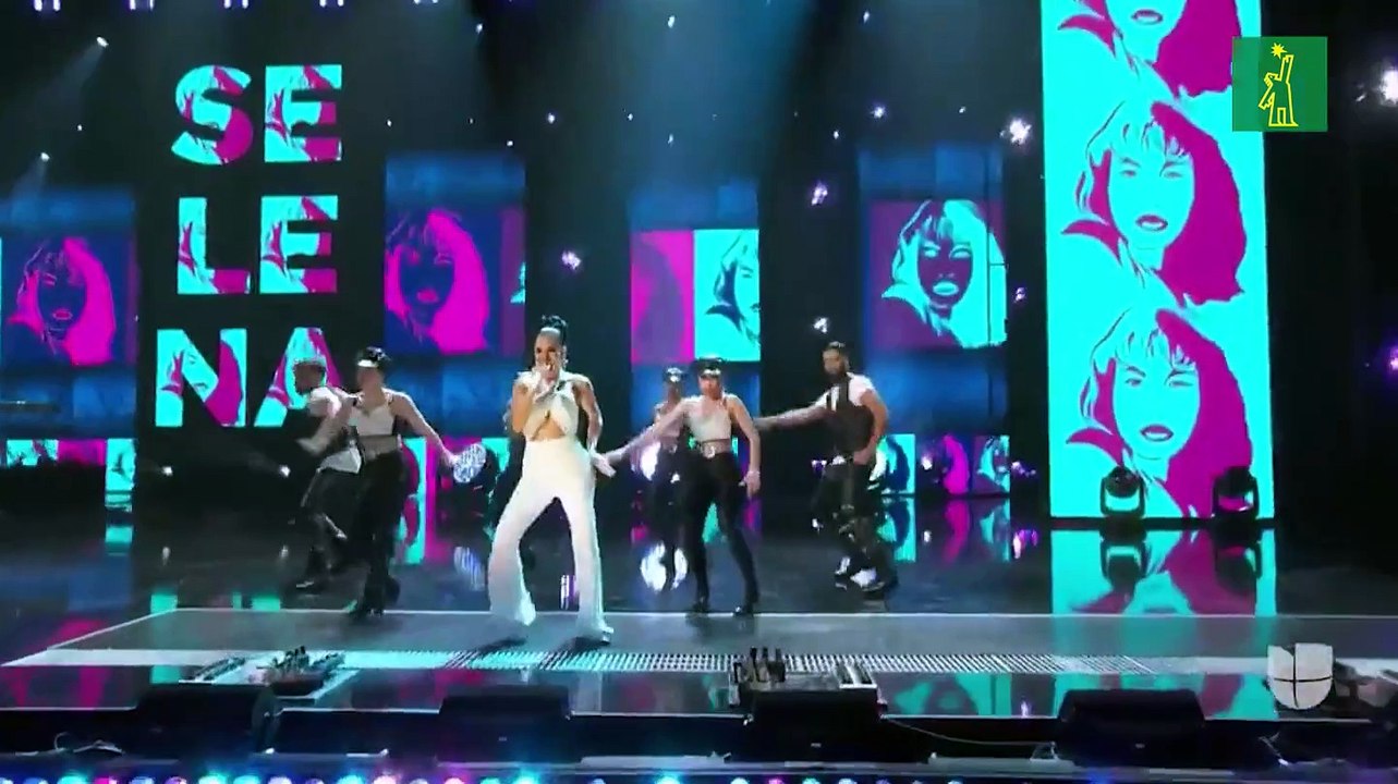 Natti Natasha hace homenaje a Selena en Premios Juventud