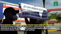 Miembros de la seguridad presidencial les retiraron las pancartas que portaban las manifestantes