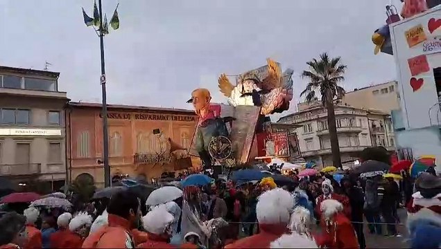 Carnevale di Viareggio, il terzo corso mascherato sotto una leggera pioggia