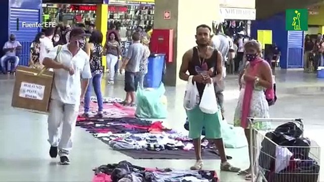 Pandemia desacelera en Brasil, pero las playas se llenan y las escuelas siguen cerradas