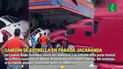 Remolque arrolla dos vehículos y se estrella contra parte frontal de Plaza Jacaranda en Bonao