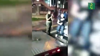 Mujer pelea con efectivos de la Policía Nacional, tras ser detenida durante toque de queda