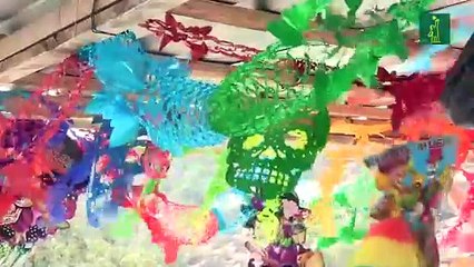 Mexicanos visitan a sus muertos antes del cierre de cementerios