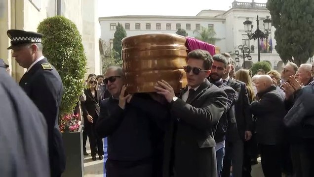 Familiares, amigos y vecinos dan el último adiós al exalcalde de Gandia Arturo Torró