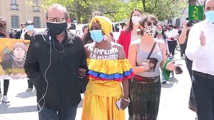 Madre de joven asesinado en protestas en Chile se desnuda para exigir justicia