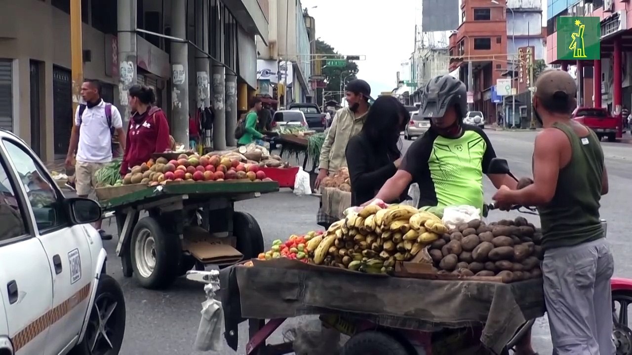 Venezolanos emigran a pie atraídos por una Colombia reactivada pese al covid-19