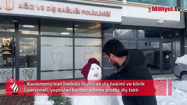 Diş kliniği çalışanları yaptıkları kardan adama protez diş taktı