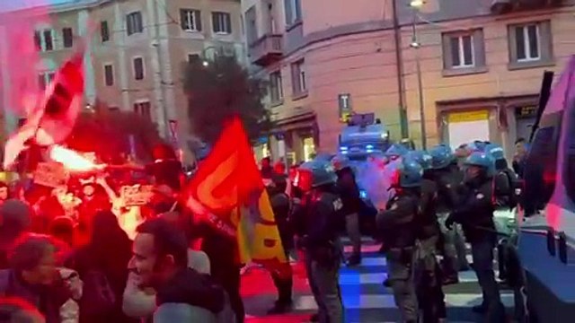Cagliari, fumogeni e striscioni tra le strade per il corteo antifascista