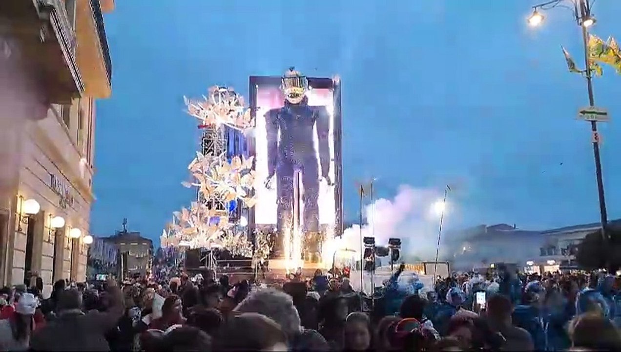 Carnevale di Viareggio, il carro dal titolo "social" sfila sul lungomare