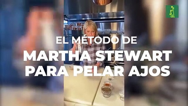 El método de Martha Stewart para pelar ajos