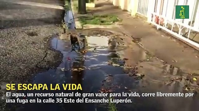 Fuga de agua potable afecta a vecinos la calle 35 Este del Ensanche Luperón