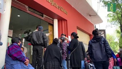 MOJO: Miles de bolivianos buscan salvarse de la "muerte civil"