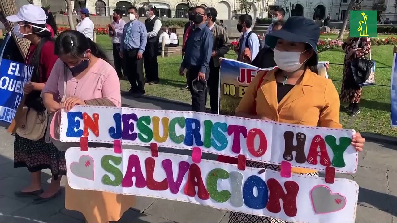 Cientos de feligreses de iglesias evangélicas de Perú piden reapertura de sus templo