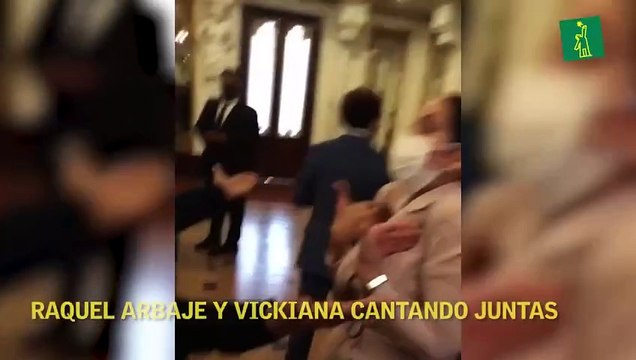 Raquel Arbaje y Vickiana cantando juntas