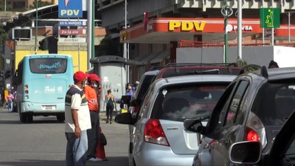 Venezuela vende gasolina por número de matrícula entre filas y protestas