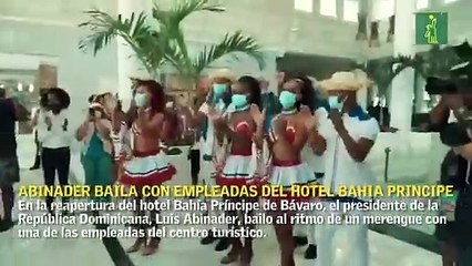 Abinader baila con empleadas del hotel Bahía Principe