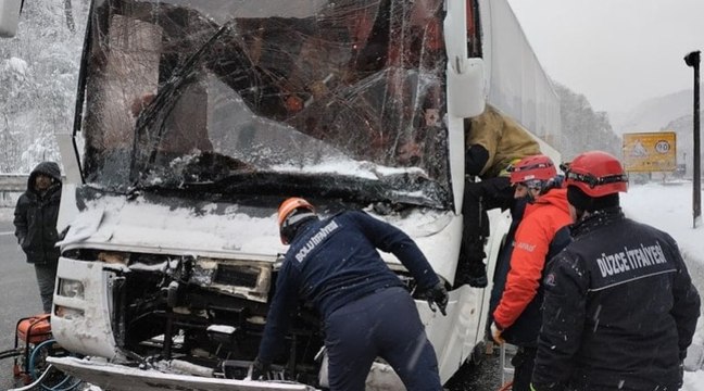 Anadolu Otoyolu'nda yolcu otobüsü ile TIR çarpıştı