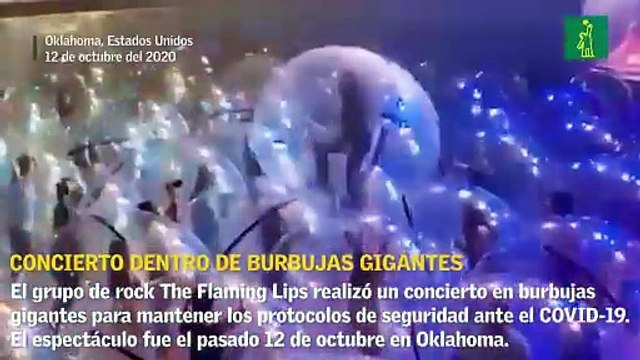 Banda de Rock The Flaming Lips realiza concierto dentro de burbujas gigantes
