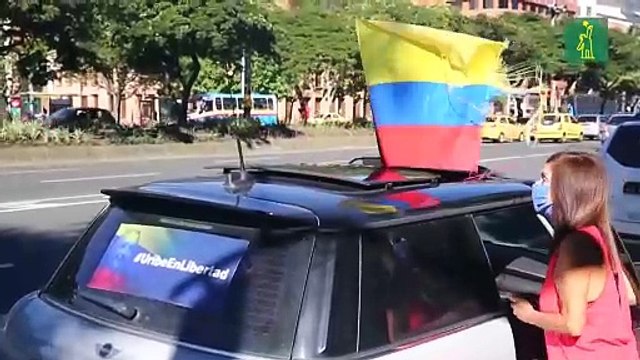 Seguidores de Álvaro Uribe en su ciudad natal celebran decisión de jueza de dejarlo en libertad