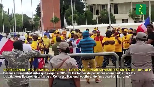 Vociferando mis cuartos, ladrones llegan al Congreso manifestantes del 30% AFP