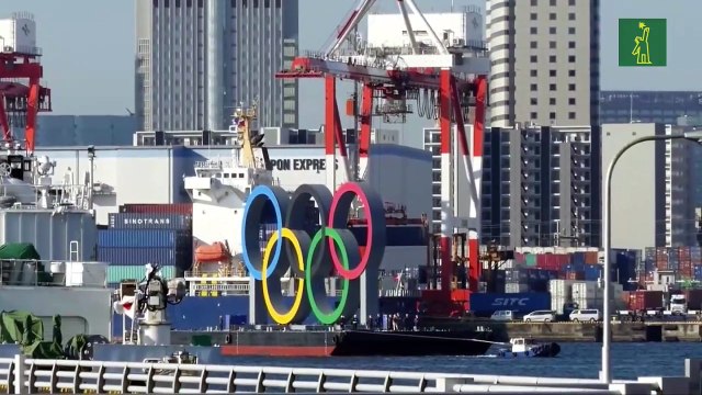 Los anillos olímpicos vuelven a la bahía de Tokio tras su mantenimiento
