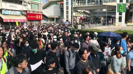 Miles de hongkoneses salen a la calle en protesta contra los comerciantes chinos