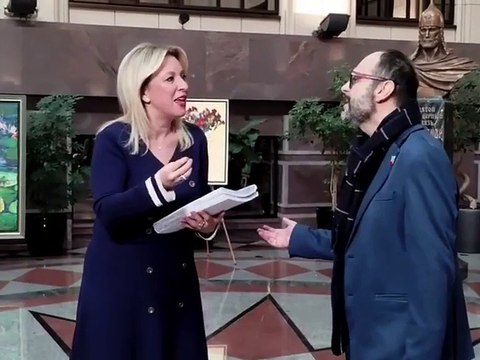 Zakharova riceve firme petizione contro Mattarella e canta 'Bella Ciao' - Video
