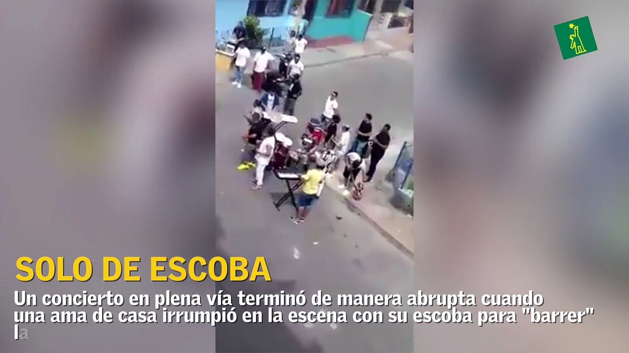 Barren a músicos callejeros con un solo de escoba