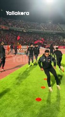 بنشرقي يجري عمليات الإحماء في القمة.. شاهد رد فعل جمهور الأهلي لحظة مشاركته كبديل 🔴