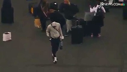 Video |Lebron James sale del avión de los Lakers tras el fallecimiento de Kobe Bryant -