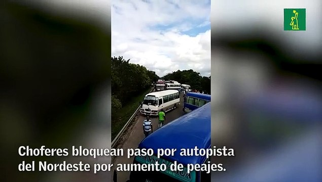 Choferes bloquean paso por autopista del Nordeste por aumento de peajes