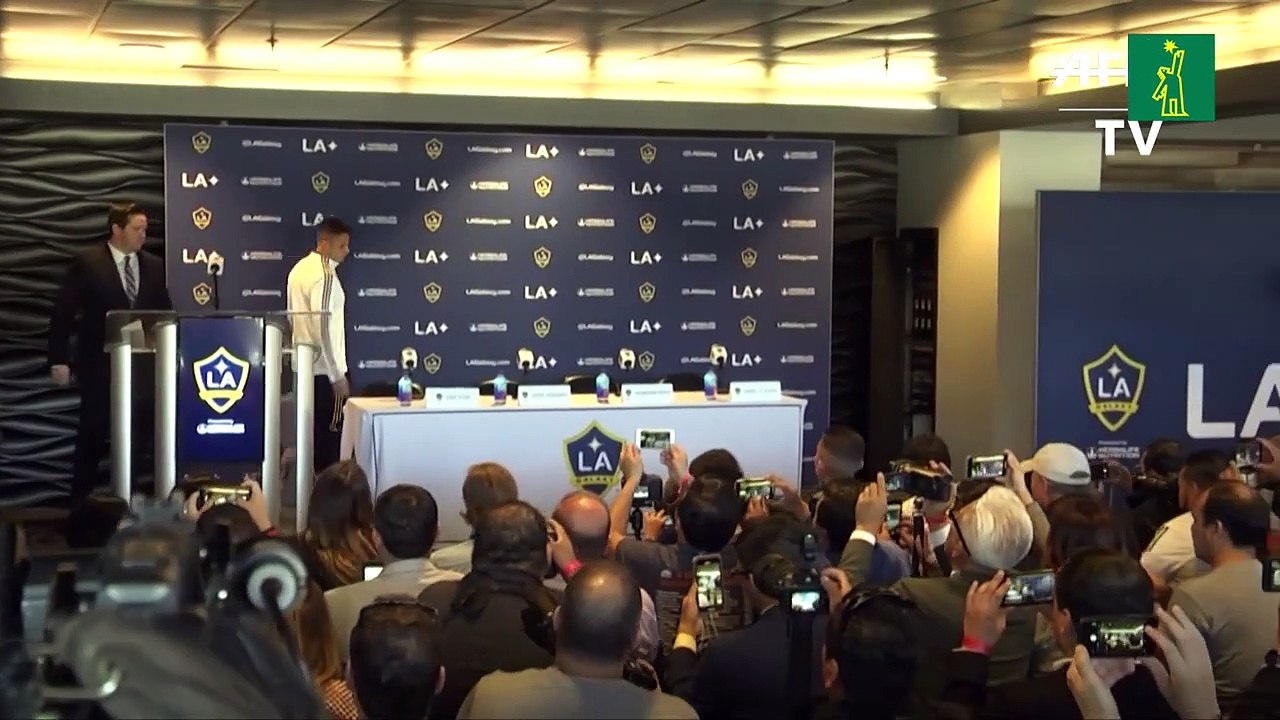 "Chicharito" Hernández es presentado en LA Galaxy y asegura que su retiro aún está muy lejos